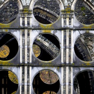 Fenêtre de monastère composée de plusieurs petites rosace en ruine - Belgique  - collection de photos clin d'oeil, catégorie rues